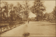 871946 Gezicht over de Biltsestraatweg te Utrecht, rond het Fort de Bilt, met links de Zeister tram. De weg gaat ...